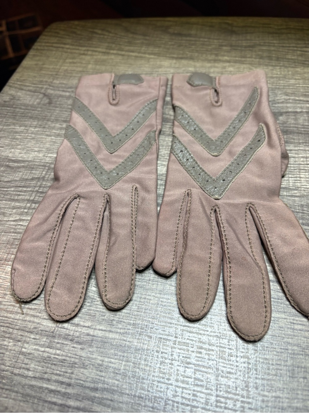 isotoner Mauve Driving Gloves with Gray Chevron Accents Isotoner